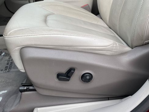 Used 2020 Chrysler Pacifica Touring-L FWD image 17