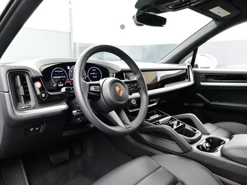 Certified 2025 Porsche Cayenne AWD/4WD image 4