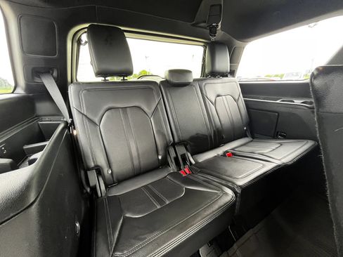 Used 2018 Ford Expedition Limited w/ Equipment Group 301A AWD/4WD image 16