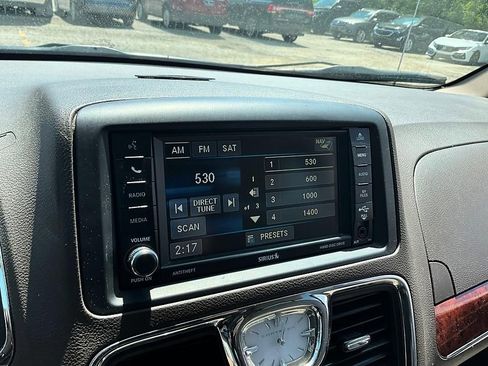 Used 2014 Chrysler Town & Country Touring-L w/ Driver Convenience Group FWD image 20