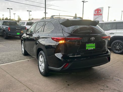 Used 2023 Toyota Highlander LE image 6