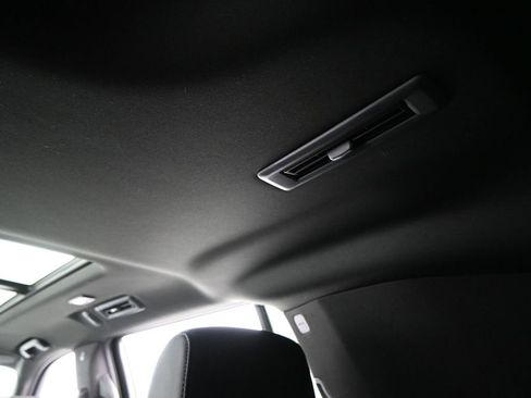 Used 2025 Cadillac Escalade ESV Premium Luxury image 44