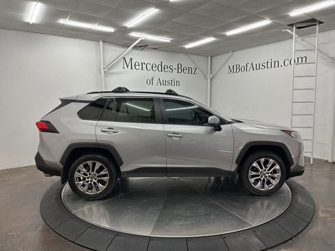 Used 2021 Toyota RAV4 XLE Premium image 8