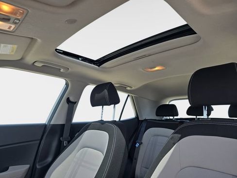 Used 2025 Hyundai Venue SEL FWD image 32