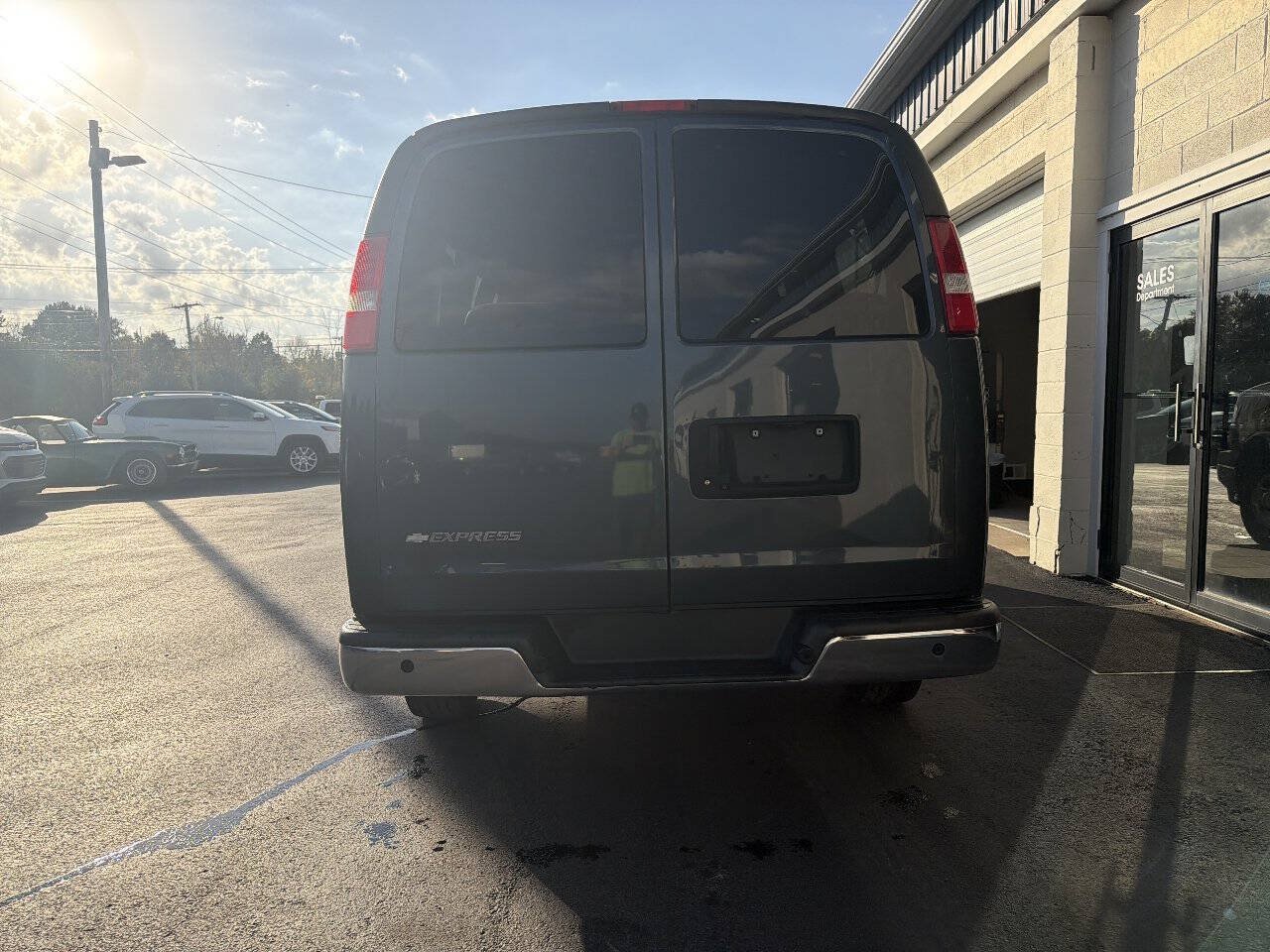 Used 2019 Chevrolet Express 2500 LT w/ LT Preferred Equipment Group RWD image 6
