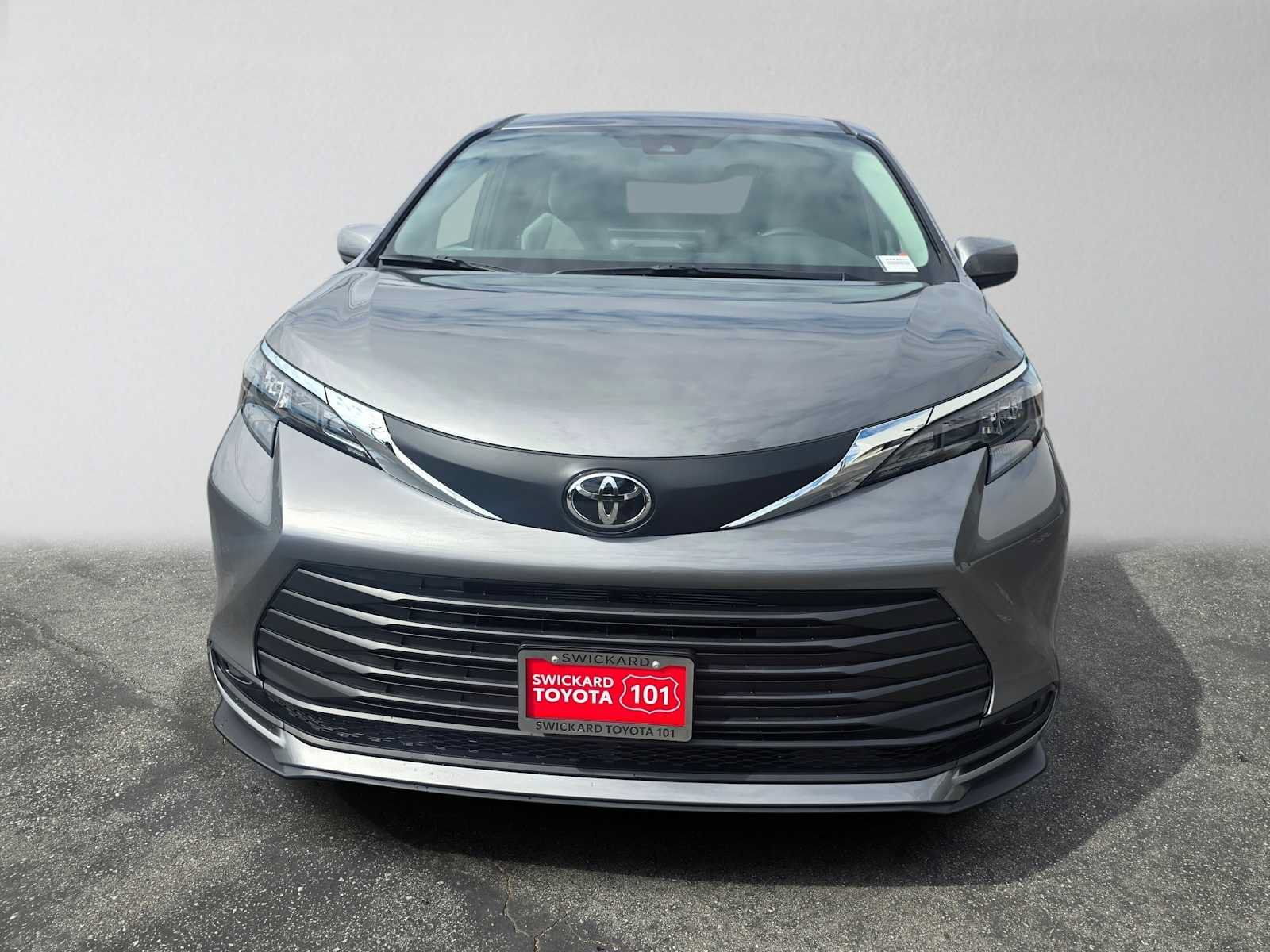 Used 2026 Toyota Sienna LE FWD image 8