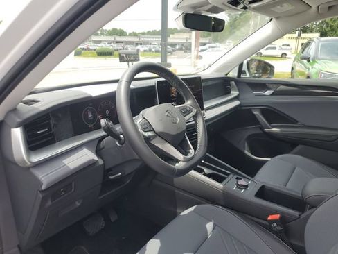 Certified 2025 Volkswagen Tiguan SE w/ Panoramic Sunroof Package FWD image 18