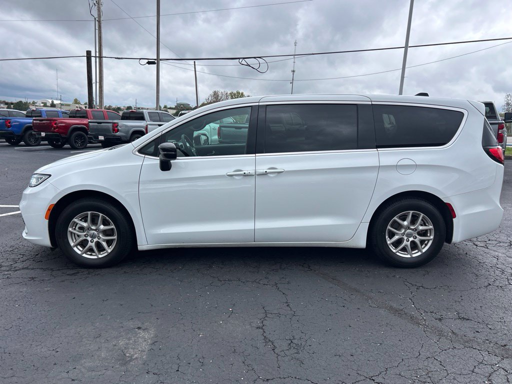 Used 2025 Chrysler Pacifica Select FWD image 8