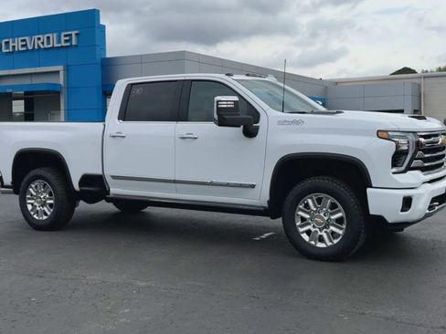 Used 2024 Chevrolet Silverado 2500 High Country w/ High Country Premium Package AWD/4WD image 2
