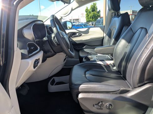 Used 2024 Chrysler Pacifica Touring-L FWD image 16