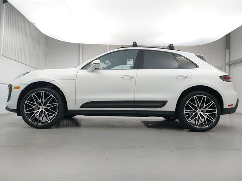 Certified 2025 Porsche Macan AWD/4WD image 2