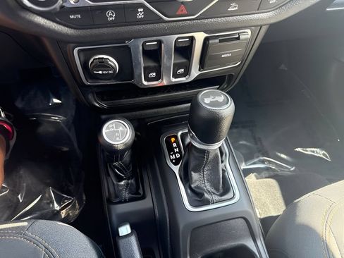 Used 2025 Jeep Wrangler Sport AWD/4WD image 12
