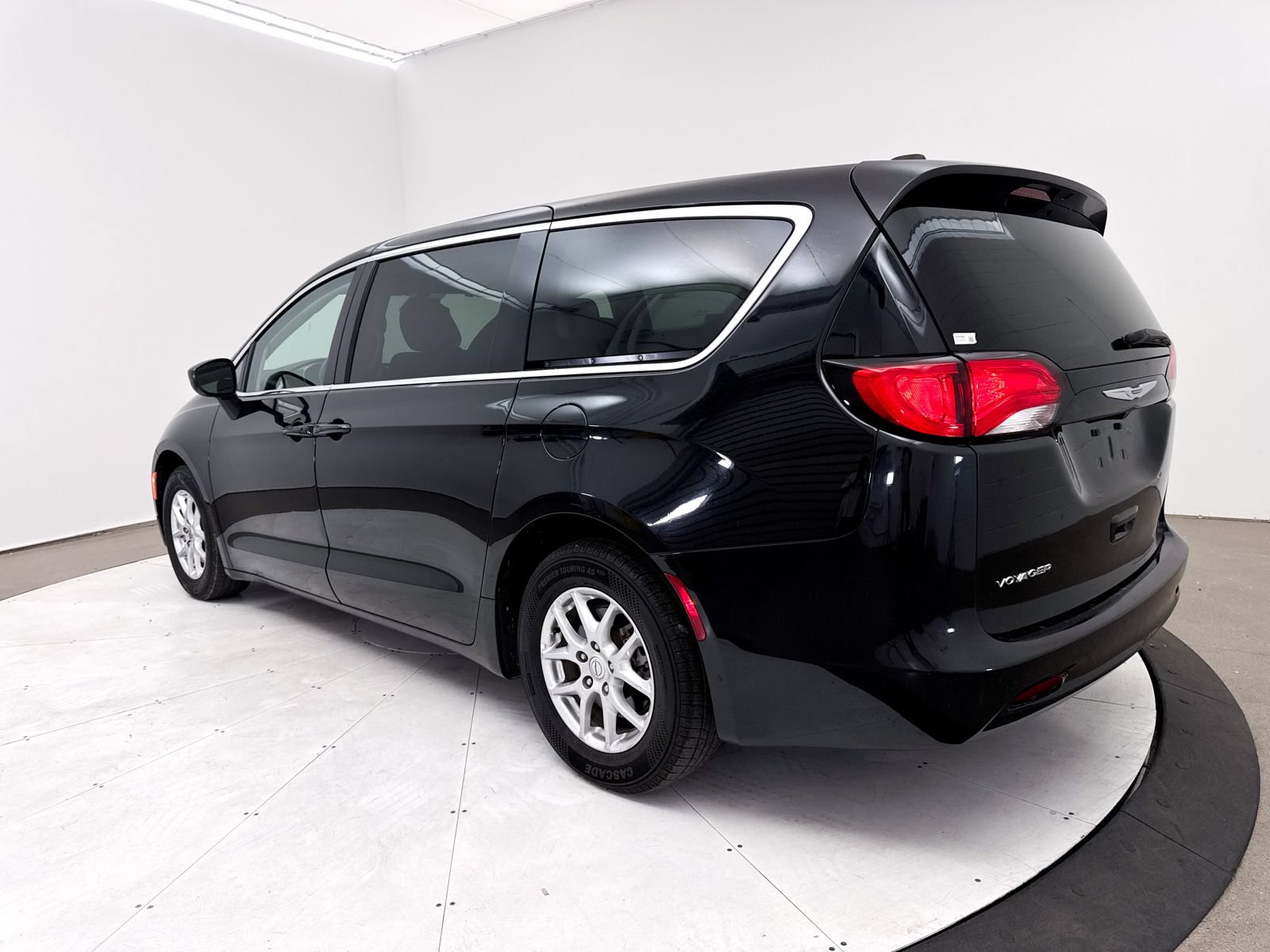 Used 2023 Chrysler Voyager LX FWD image 14