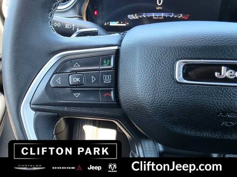 Used 2024 Jeep Grand Cherokee Laredo AWD/4WD image 22
