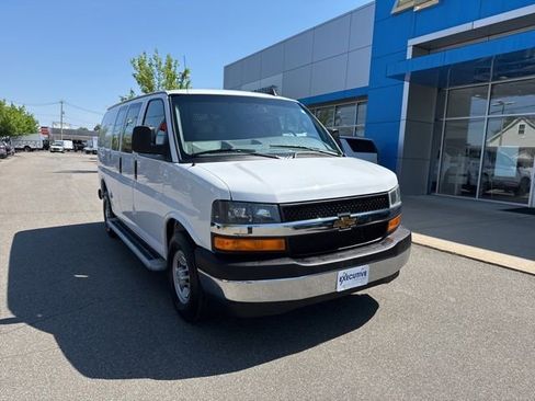 Used 2024 Chevrolet Express 2500 w/ Driver Convenience Package RWD image 4