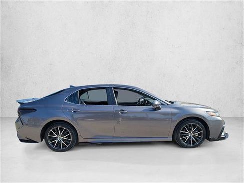 Used 2023 Toyota Camry SE image 4