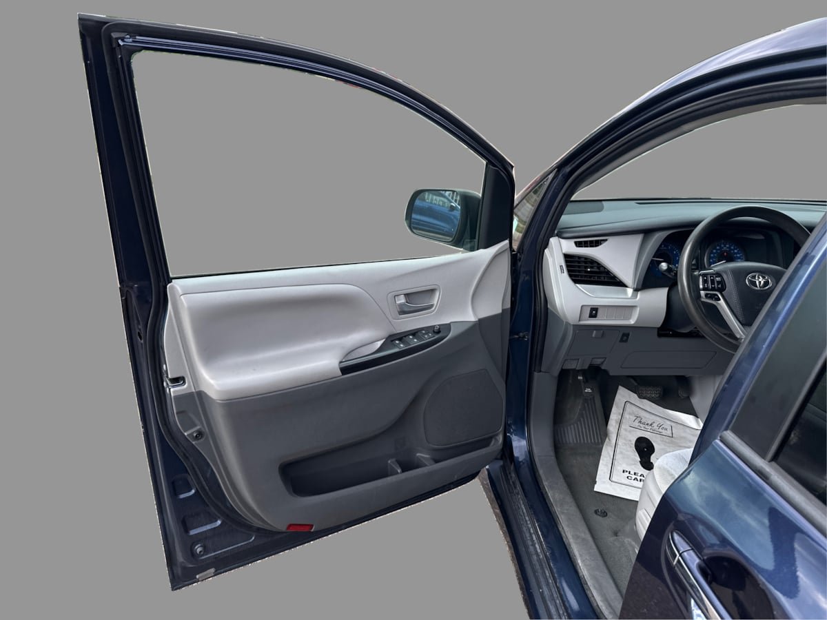 Used 2020 Toyota Sienna LE w/ LE Preferred Package FWD image 19