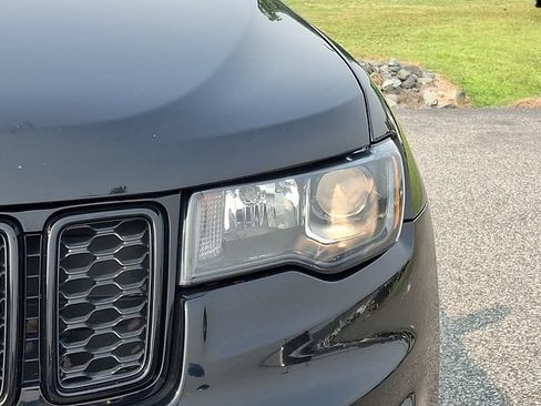 Used 2018 Jeep Grand Cherokee Laredo AWD/4WD image 9
