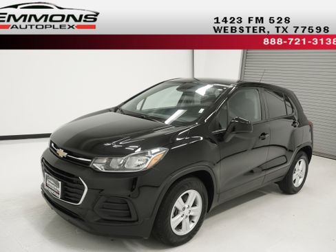 Used 2022 Chevrolet Trax LS w/ Tint and Cruise Package FWD image 1