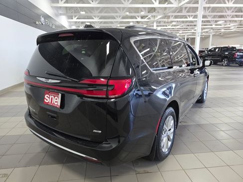 Used 2022 Chrysler Pacifica Touring-L image 5