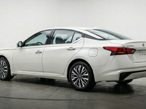 Used 2025 Nissan Altima 2.5 SV image 6