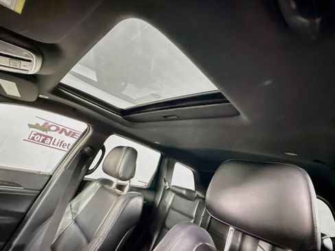 Used 2018 Jeep Grand Cherokee Limited AWD/4WD image 11