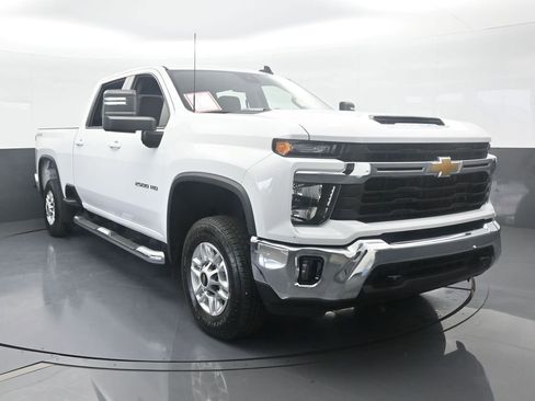 Used 2024 Chevrolet Silverado 2500 LT w/ Convenience Package image 9