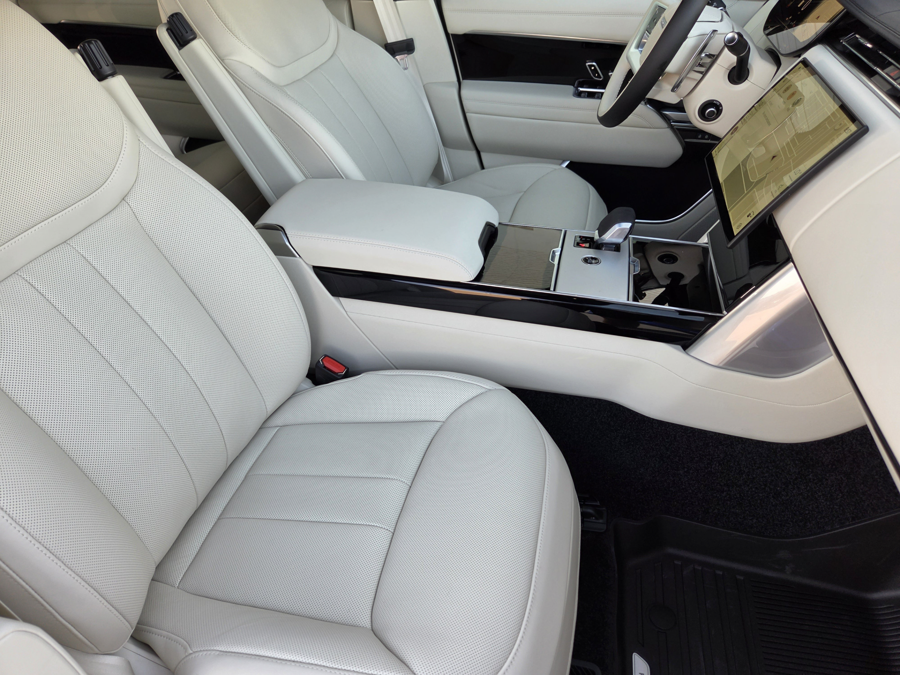 New 2026 Land Rover Range Rover Long Wheelbase SE AWD/4WD image 9