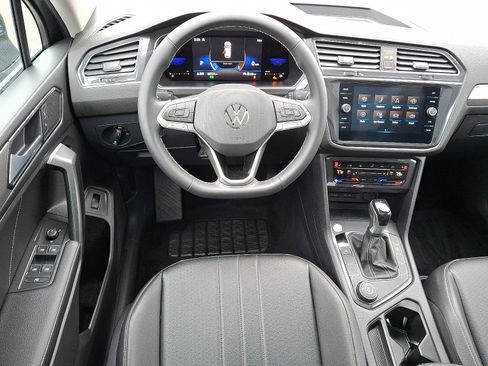 Used 2022 Volkswagen Tiguan SE w/ Panoramic Sunroof Package image 11