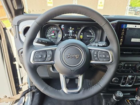 Used 2025 Jeep Wrangler Unlimited Sahara AWD/4WD image 21