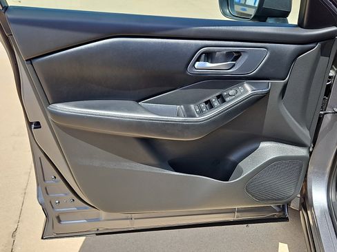 Used 2025 Nissan Rogue SV FWD image 13