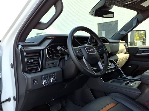 Used 2025 GMC Sierra 2500 AT4 AWD/4WD image 5