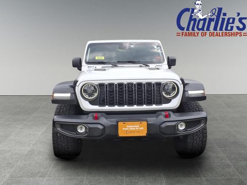 Used 2024 Jeep Gladiator Rubicon w/ Technology Group AWD/4WD image 2