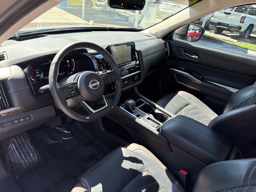Used 2024 Nissan Pathfinder Platinum FWD image 14