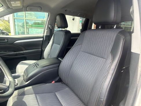 Used 2016 Toyota Highlander Plus AWD/4WD image 12