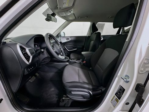 Used 2025 Kia Soul LX w/ LX Technology Package FWD image 13