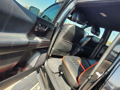 Used 2022 Toyota Tacoma TRD Off-Road image 11