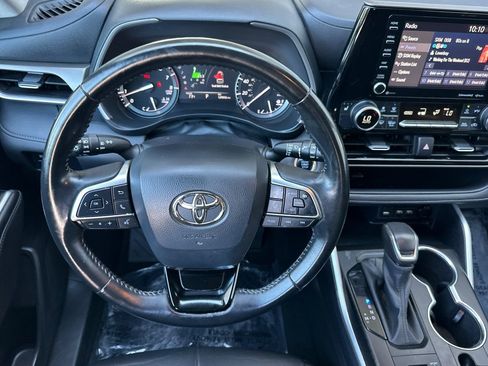 Used 2020 Toyota Highlander XLE AWD/4WD image 16
