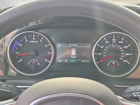 Used 2024 Kia Carnival EX FWD image 11