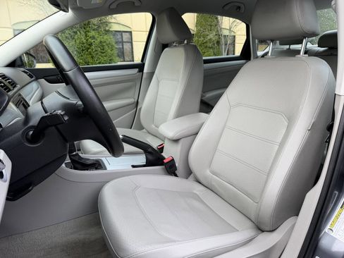 Used 2012 Volkswagen Passat 2.5 SE image 10