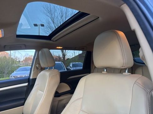 Used 2019 Toyota Highlander XLE AWD/4WD image 12