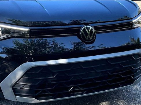 Certified 2025 Volkswagen Taos SE w/ Panoramic Sunroof Package image 11