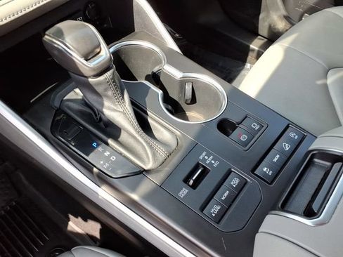 Used 2021 Toyota Highlander XLE AWD/4WD image 20