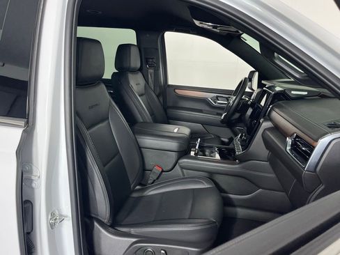 Used 2025 GMC Yukon Denali image 32