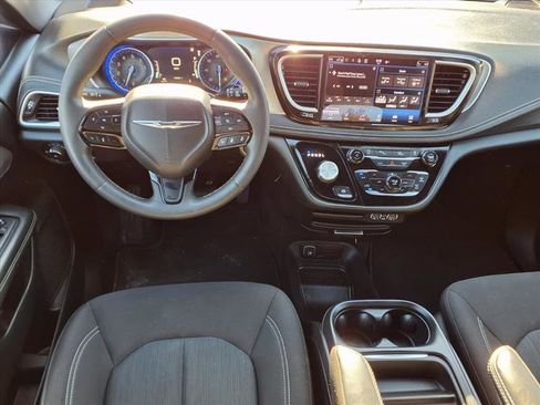 Used 2023 Chrysler Pacifica Touring image 2