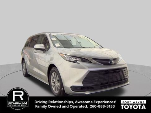 Used 2023 Toyota Sienna LE FWD image 4