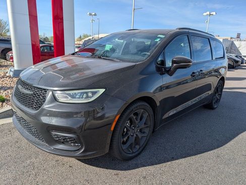 Used 2022 Chrysler Pacifica Touring-L w/ Uconnect Theater Family Group image 2