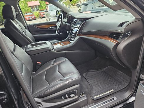 Used 2017 Cadillac Escalade ESV 4WD image 7