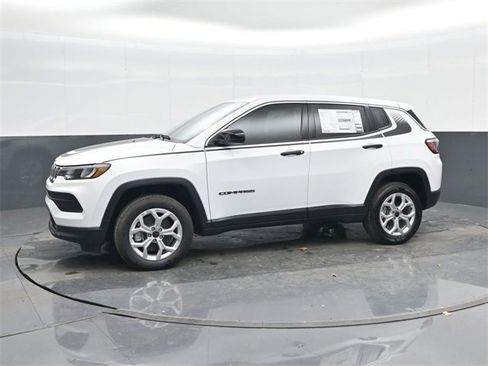 Used 2025 Jeep Compass Sport w/ Mopar Graphics Package image 9