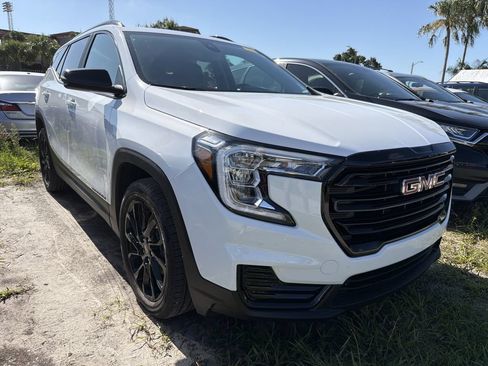 Used 2024 GMC Terrain SLE w/ Driver Convenience Package FWD image 2